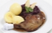 Knusprige Entenkeule in Beifuß-Apfel-Sauce mit Thüringer Klößen und Rotkohl